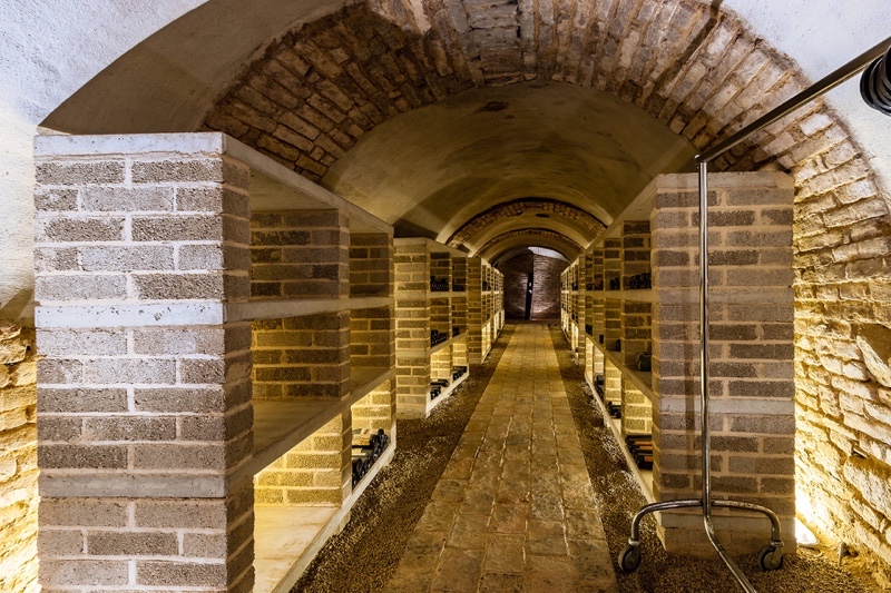 Weinkeller und Garderobe im kleinen Gewölbe